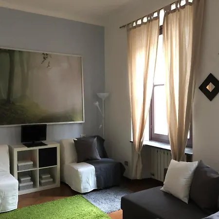 Large Studio Isola Milánó